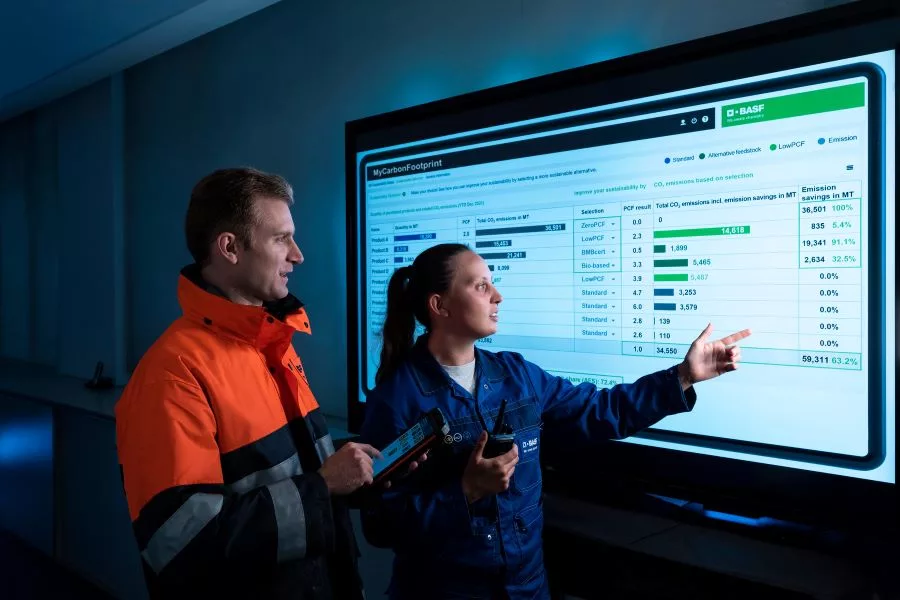 BASF demonstrates its new app.
