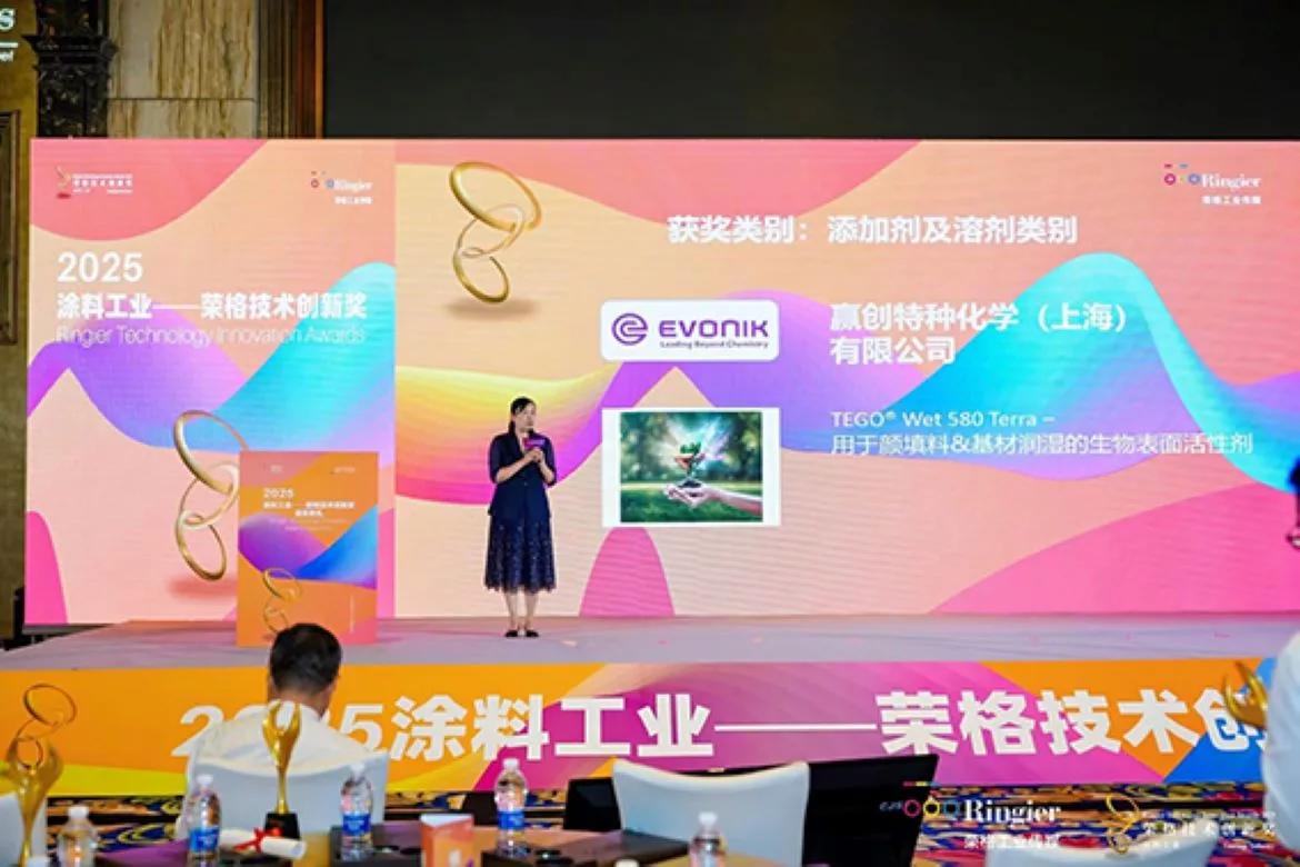 Xuefang Chen receives the award on behalf of Evonik