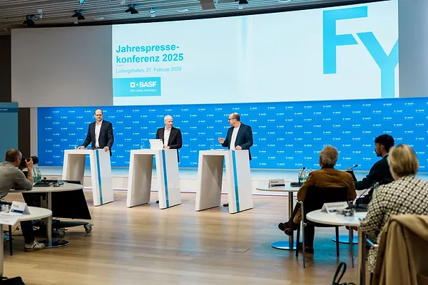 Annual Press Conference for the full year 2025, Dr. Dirk Elvermann, Chief Financial Officer (left), Dr. Markus Kamieth, Chairman of the Board of Executive Directors (center). 