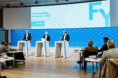Annual Press Conference for the full year 2025, Dr. Dirk Elvermann, Chief Financial Officer (left), Dr. Markus Kamieth, Chairman of the Board of Executive Directors (center). 