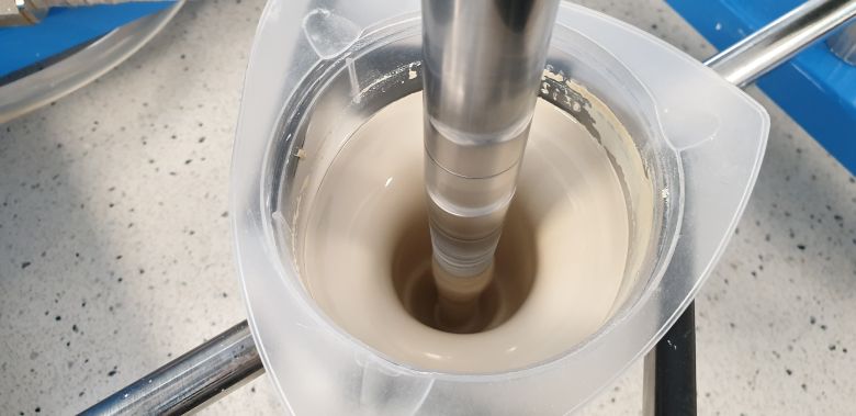 Donut-like-flow-in-vessel-while-grinding-in-dissolver