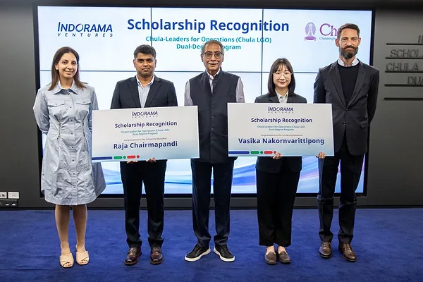 Mr. Aloke Lohia Group CEO of Indorama Ventures presented scholarships to two recipients from the Chula.JPG Indorama