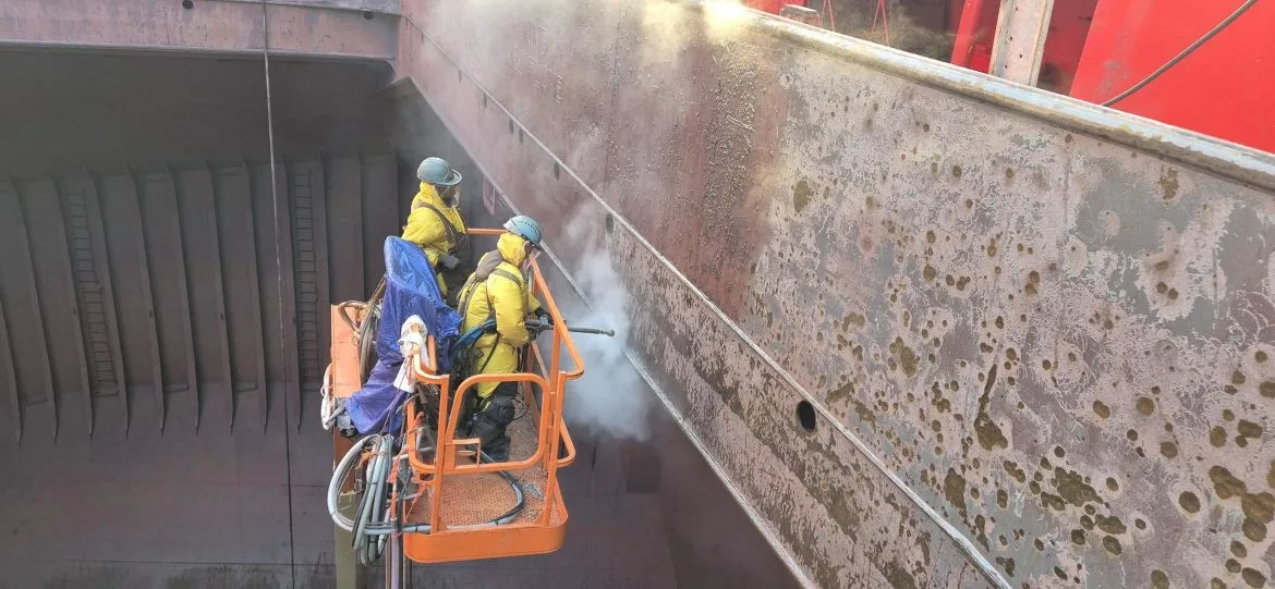 High-pressure hyrdojet preparation of a bulk carrier’s hold.