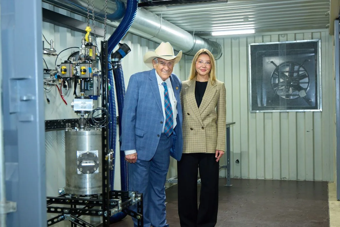 Congressman John Carter (TX-31) and Kjirstin Breure, President and Chief Executive Officer of HydroGraph