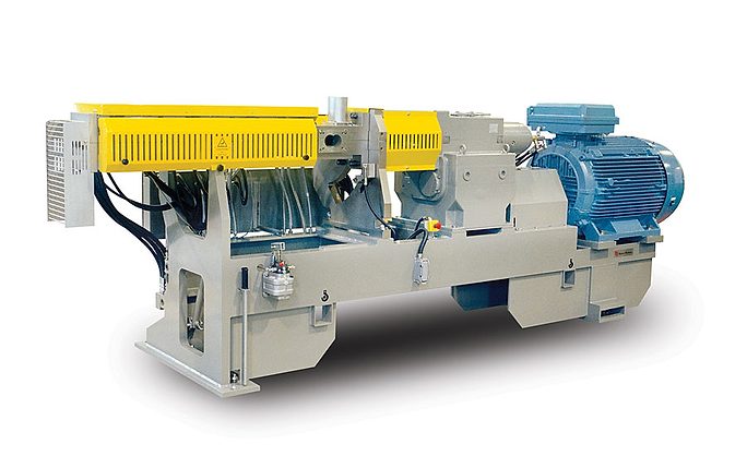 Industrial extrusion machine processing plastic with color pigments