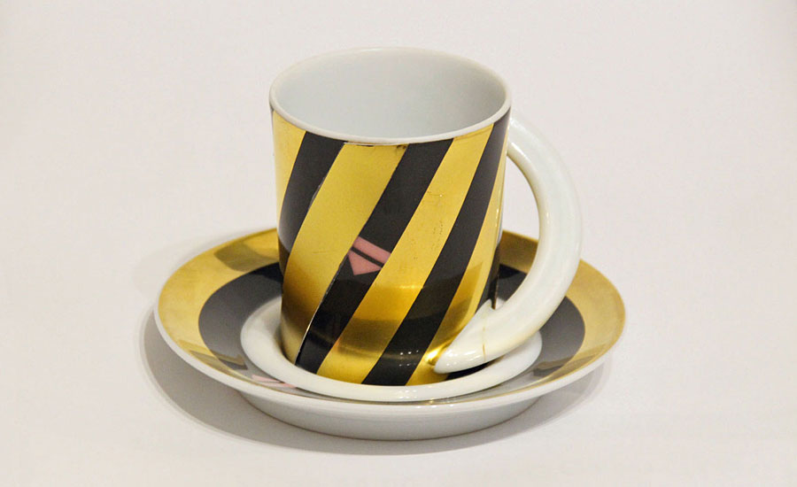 Rosenthal<sup>®</sup> cup with stripes of genuine gold. one stripe is replaced with a printed stripe containing the new golden pigment (YY) based on UTP technology.