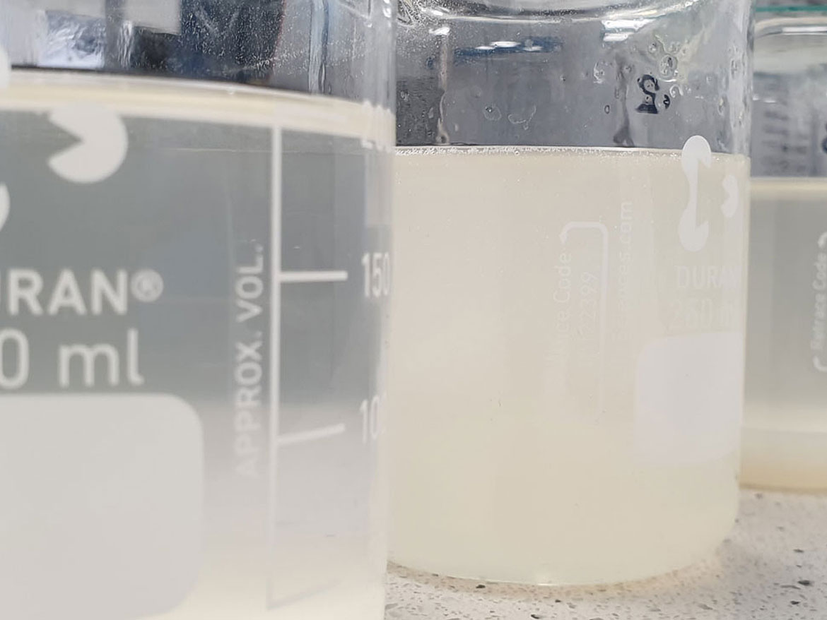 Cellulose ether solutions in beakers swollen to varying degrees due to correct and incorrect alkalization (at the stage of establishing starter formulations in the Spektrochem laboratory).
