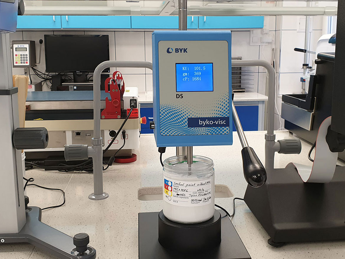 Determination of KU-viscosity with a Stormer viscometer (on the right a Brookfield viscometer for ranges H and on the left a viscometer for ranges L) at Spektrochem lab.
