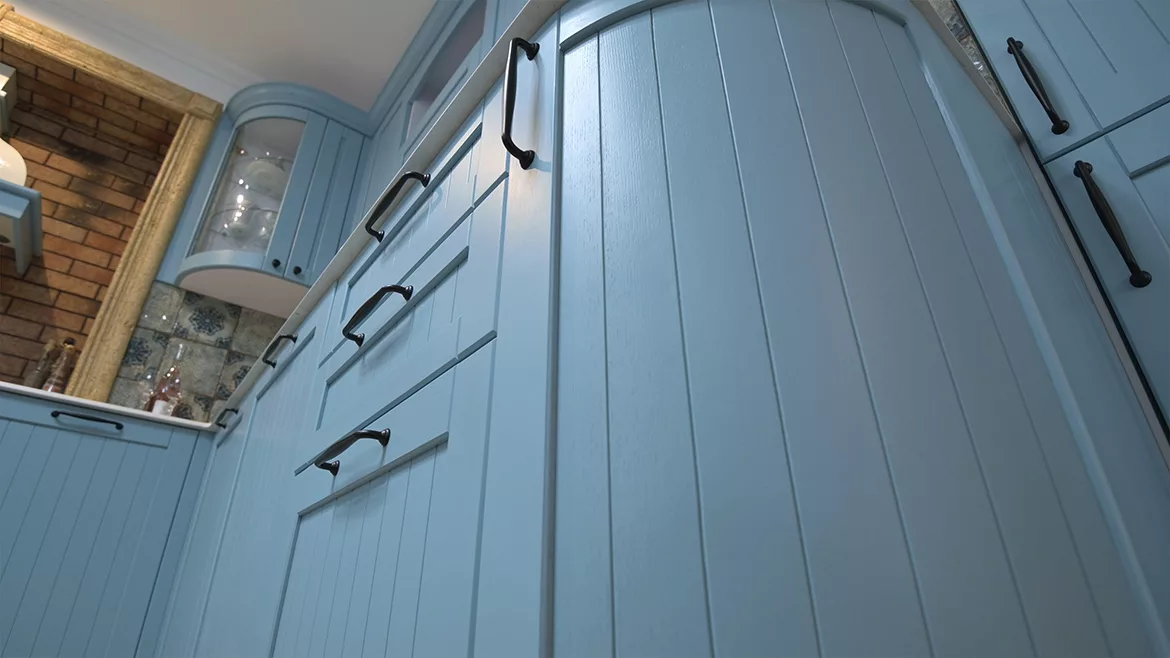 Poster-GI-1336121304-1170x658.jpg Low angle view to span luxurious kitchen cabinetry