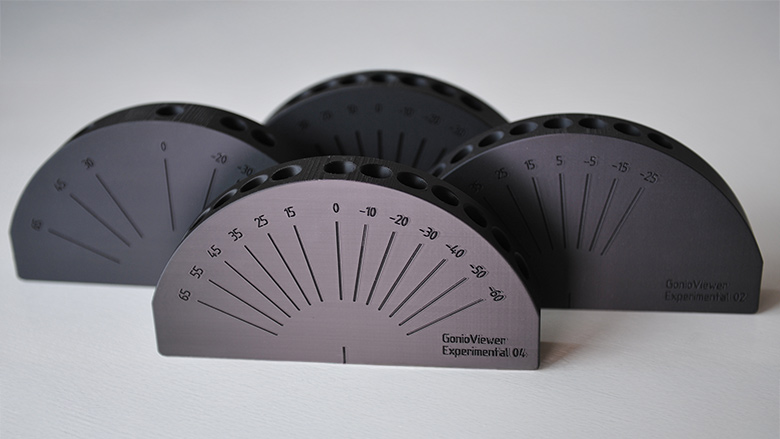 GonioViewer 04 enables precise angular observation by allowing panels to be viewed close to gloss while following the interference line.