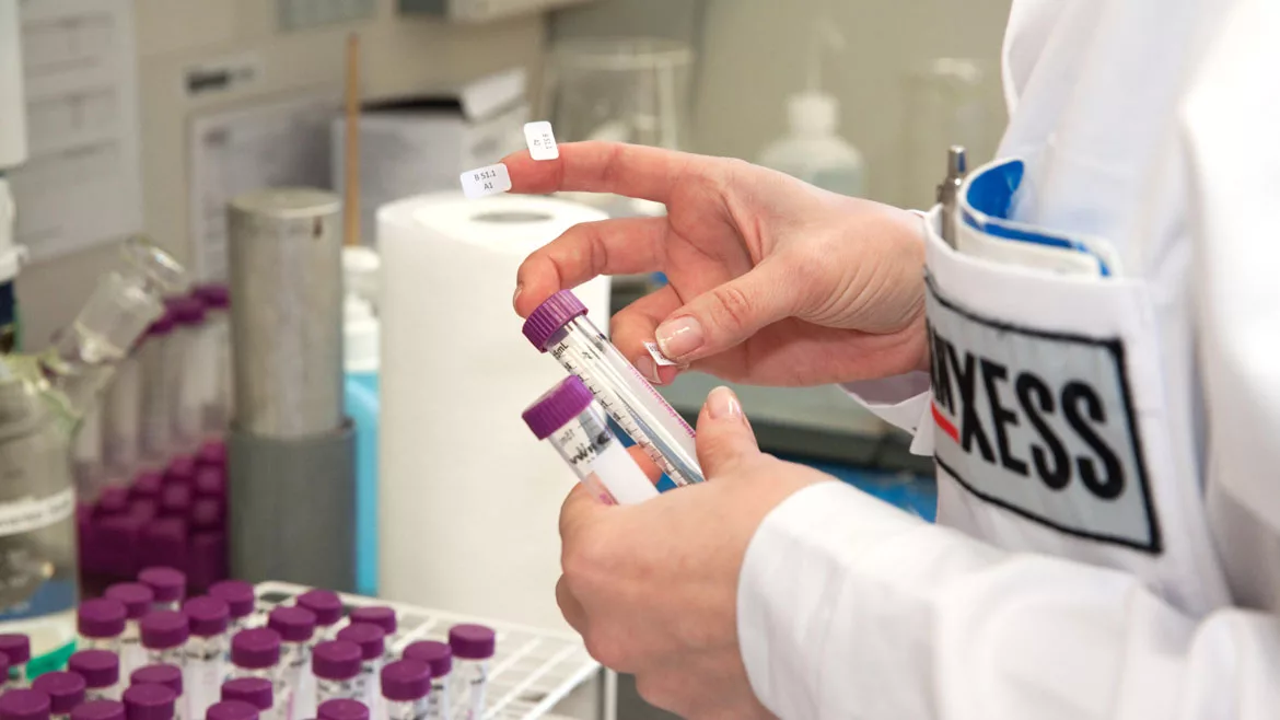 Photo of LANXESS employee in laboratory