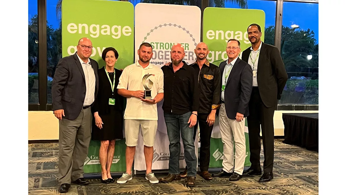 Photo of representatives of AMF receiving the BASF ColorSource Automotive Refinish 2021 Distributor of the Year award