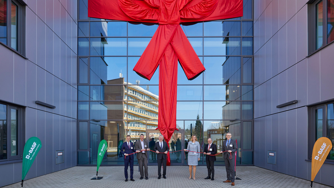Photo of the ribbon cutting at the BASF Laboratory in Muenster, Germany